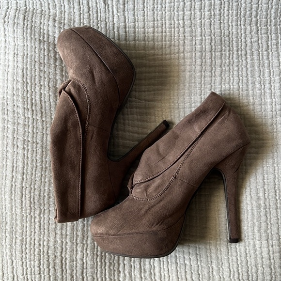 Mossimo Taupey/Grey Heels in Suede-like Texture - Picture 7 of 8